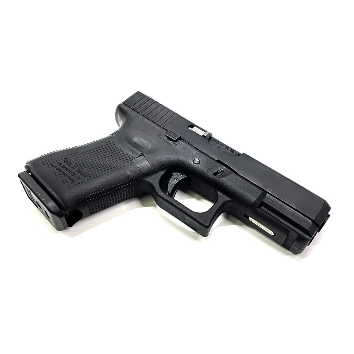 straykbolnyy-pistolet-we-glock-19-gen.5-smennye-nakladki-we-g003vb-bk-2